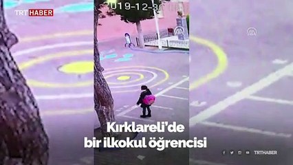 Soğuk havaya rağmen İstiklal Marşı'nı tek başına okudu