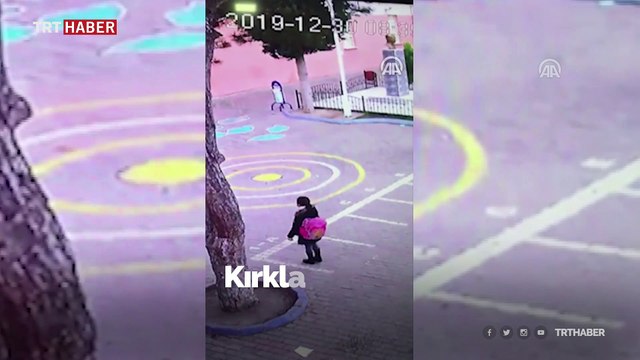 Soğuk havaya rağmen İstiklal Marşı'nı tek başına okudu