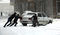 Ahlat'ta yoğun kar yağışı etkili oluyor