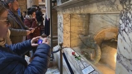 Una rosa sobre la tumba de Rafael en Roma recordará los 500 años de su muerte