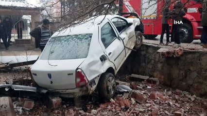 Duvara çarparak durabilen otomobil apartmanın bahçesine düştü