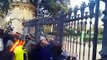 Manifestantes independentistas rompen las puertas del parque de la Ciutadella y llegan al Parlament