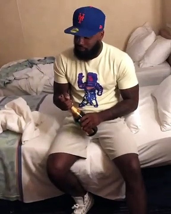 Il explose sa bouteille de champagne en voulant l'ouvrir... surprise !