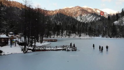 Buz tutan Karagöl’ün üzerinde horon teptiler