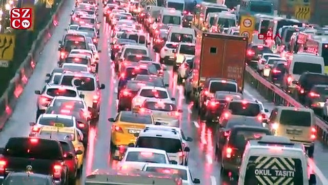 İstanbul'da sağnak yağış trafiği felç etti