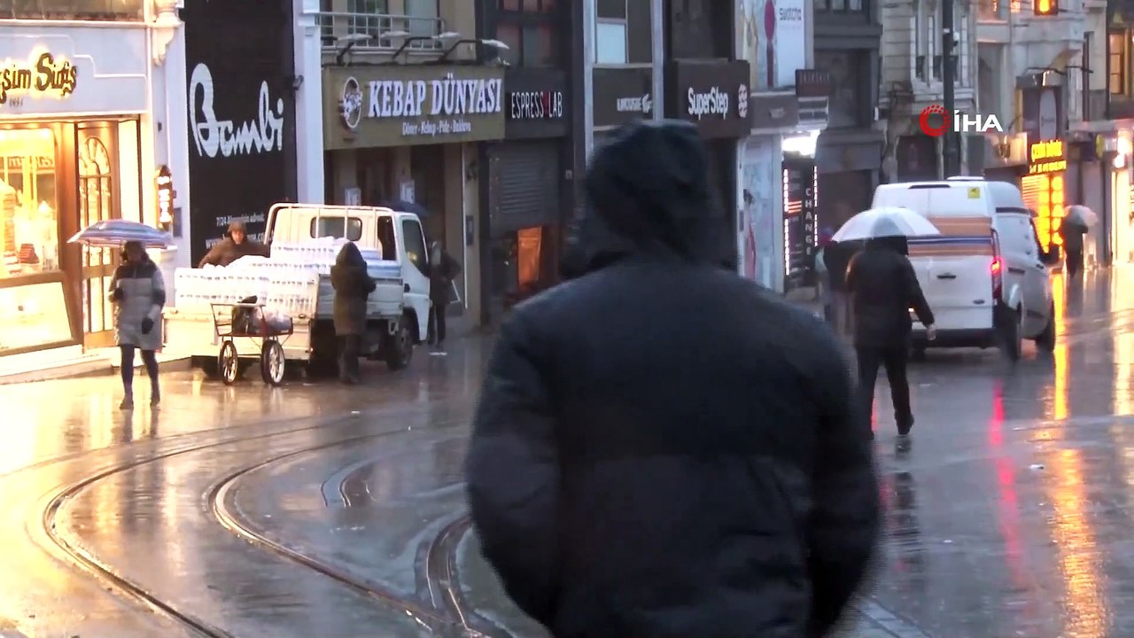 İstanbul'da Sağanak Yağış ve Fırtına Etkili Oluyor