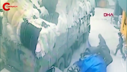 Kumaş balyaları üzerine devrildi: Feci kaza kamerada!