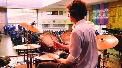 Thème célèbre à la batterie dans une école chrétienne