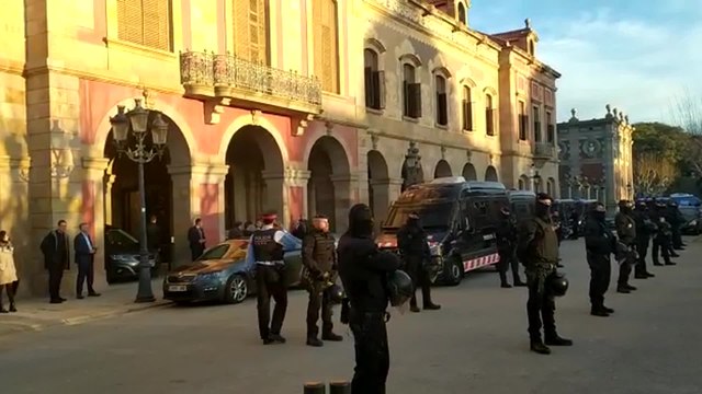 Concentración ante el Parlament durante el pleno