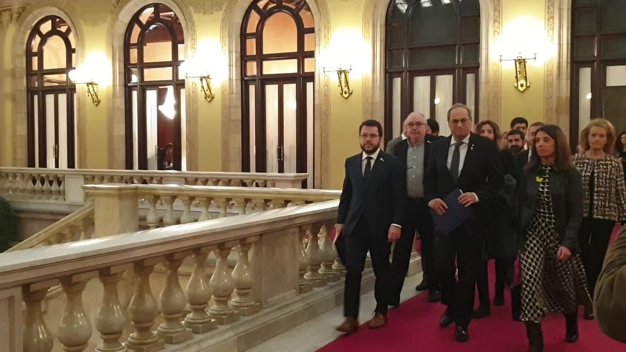 Torra y el Govern se dirigen al pleno entre aplausos