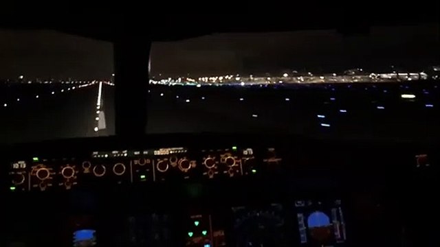 Ce pilote de ligne décolle au-dessus des feux d'artifice du nouvel an
