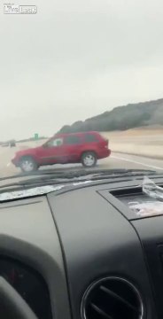 Ce conducteur réussit l'impossible en perdant le controle de sa voiture ... chanceux