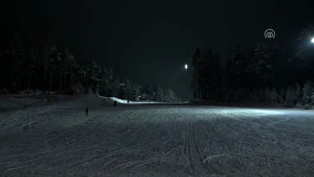 JAK timlerinden Sarıkamış şehitleri anısına meşaleli kayak gösterisi