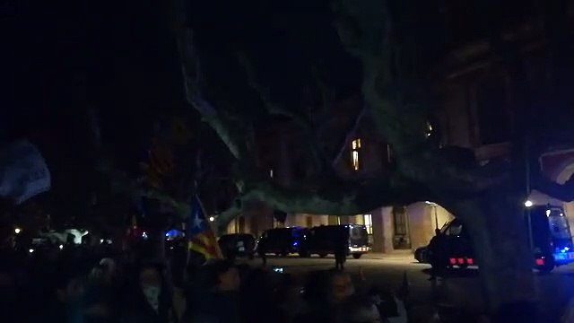 Pitos, abucheos y gritos de botiflers a ERC por parte de independentistas a las puertas del Parlament