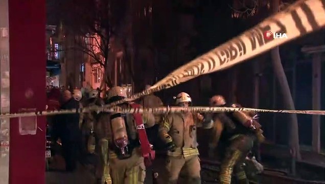 - Bakırköy’de bulunan iki katlı ahşap bina henüz bilinmeyen bir sebeple tutuşarak alev alev yandı. Büyük paniğe neden olan yangında vatandaşlar adeta sokağa dökülürken, itfaiye ekiplerinin söndürme çalışmaları sürüyor.