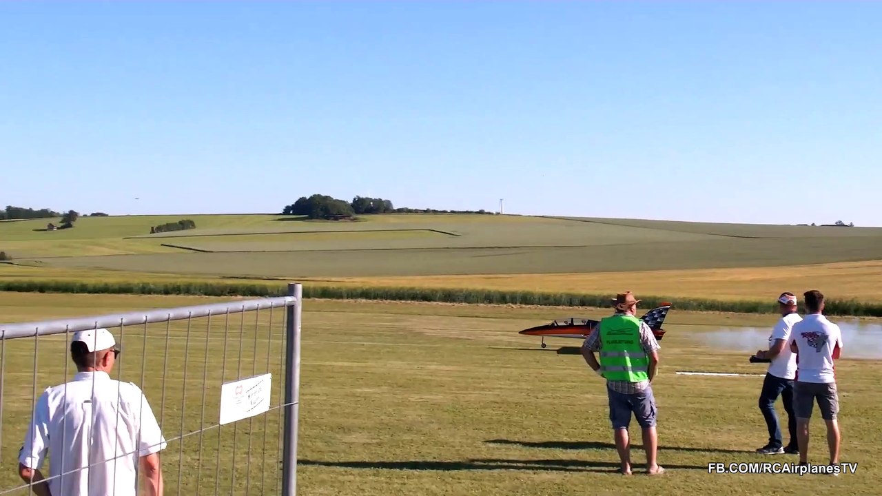 INCREDIBLE RC AEROBATICS WITH XXL RC L-39 ALBATROS SCALE MODEL TURBINE JET NICE FLIGHT DEMONSTRATION