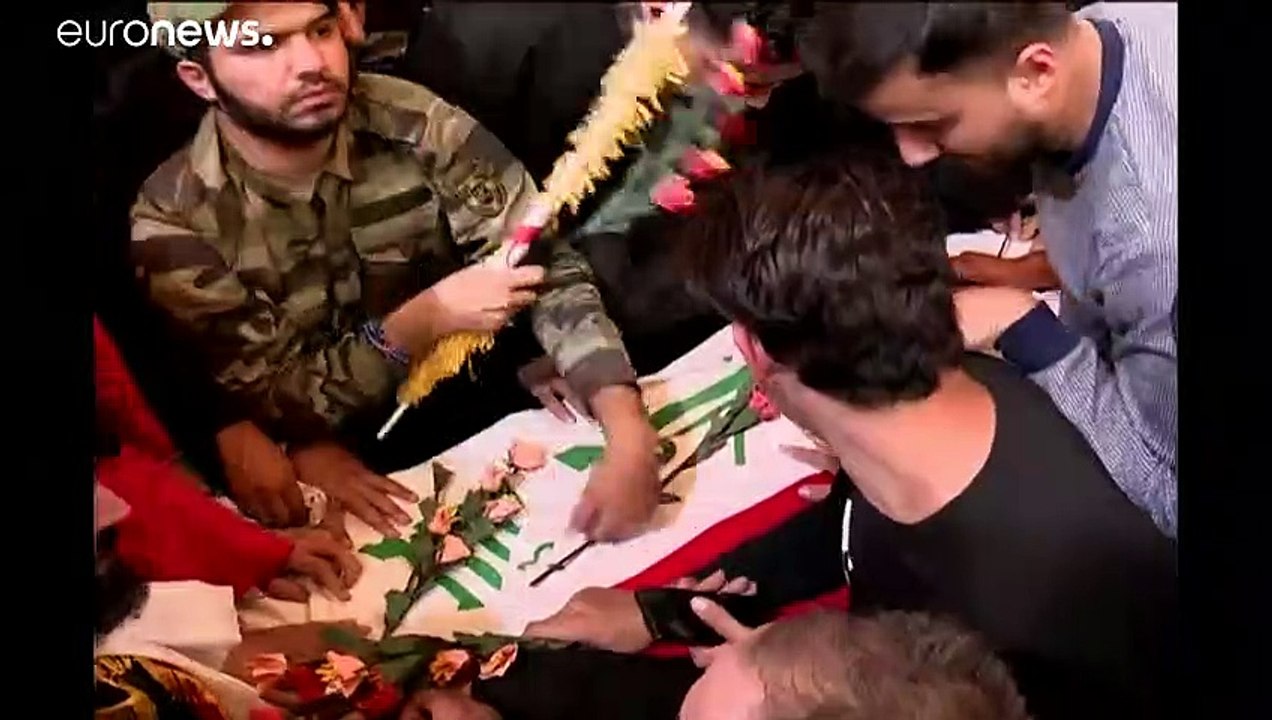Multidão participa no cortejo fúnebre de Soleimani