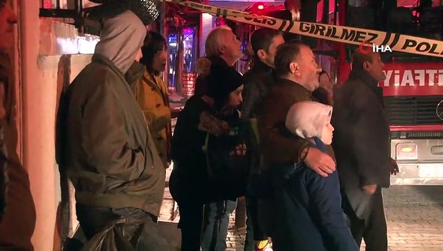 Bakırköy’de korkutan yangın...Ahşap bina alev alev yandı