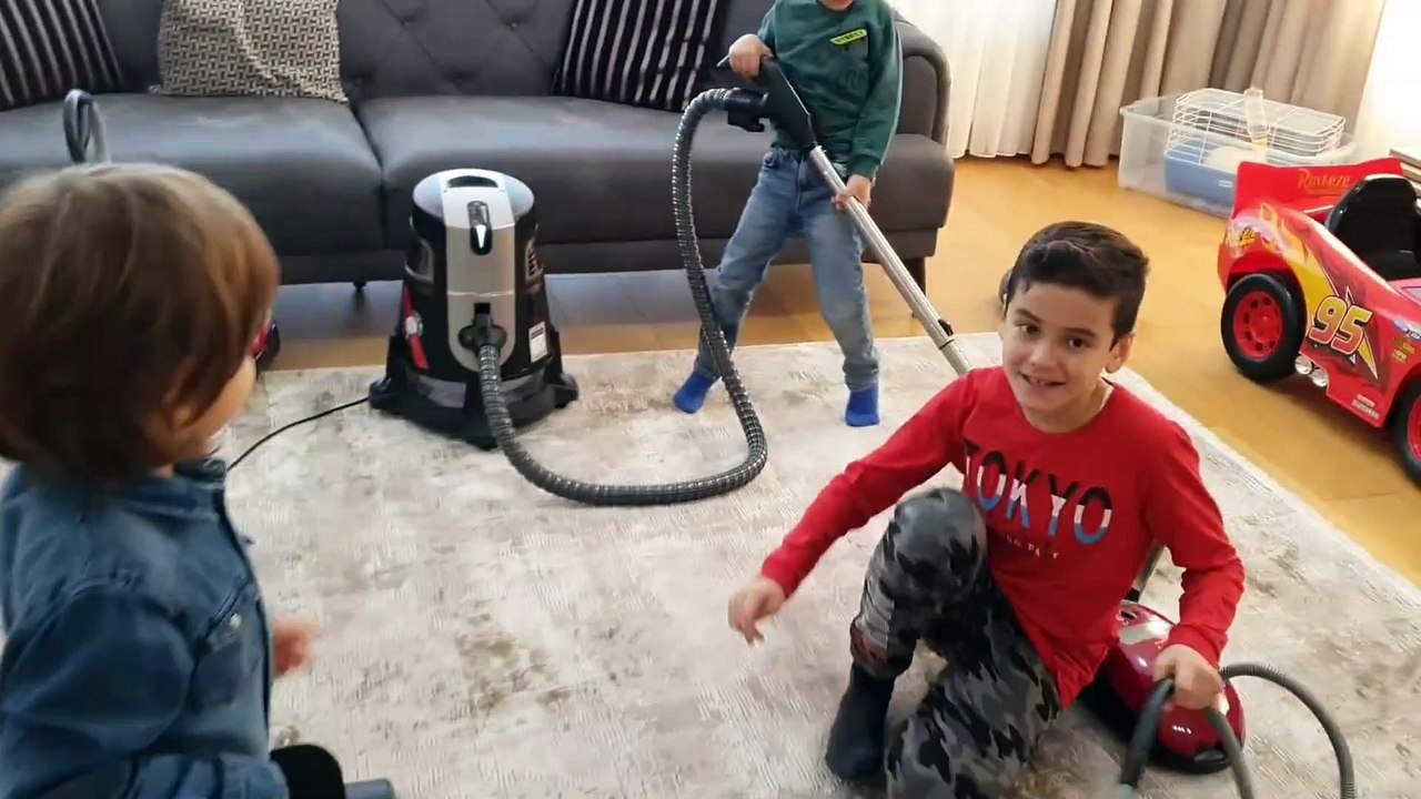 fatih selim Yusuf,Enes evi gerçek süpürgelerle süpürüyor,robot süpürge onlardan kaçıyor