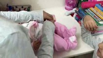 Kızlar Doktorculuk Oynuyorlar.İğneden Korkan Ağlayan Bebek videosu.
