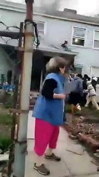 Un hombre salta desde la ventana de una casa en llamas y vecinos le salvan la vida