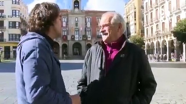Déjeme en paz”: Cake Minuesa intenta entrevistar al padre de Pablo Iglesias y se cabrea cuando le pregunta por su pasado militante en el FRAP