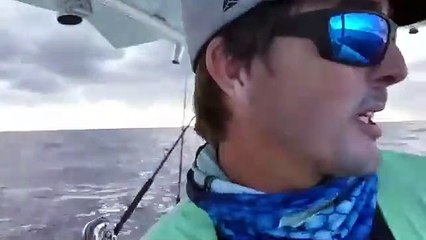 El momento exacto de la captura de un monstruoso pez espada de 343 kilos