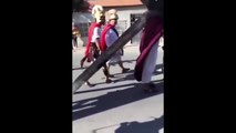 Este perro defiende a Jesús durante la representación del viacrucis en México y se hace viral