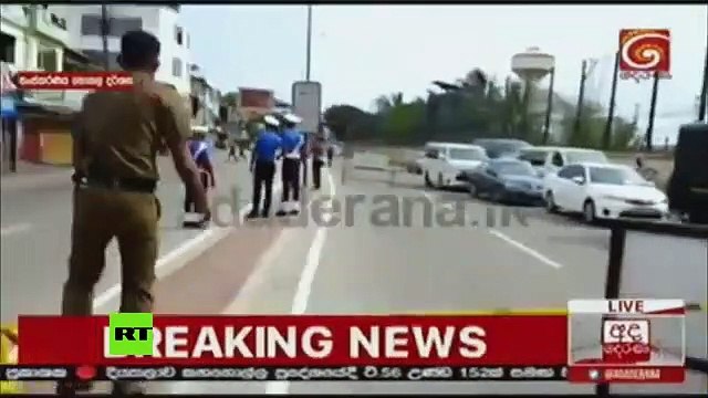 Momento exacto de una explosión cerca de una iglesia mientras se desactivaba una bomba en Sri Lanka