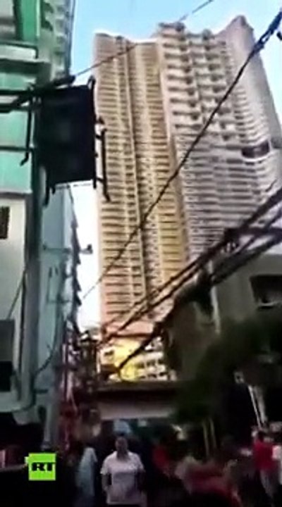 La piscina de este rascacielos de Filipinas vierte su agua tras un terremoto