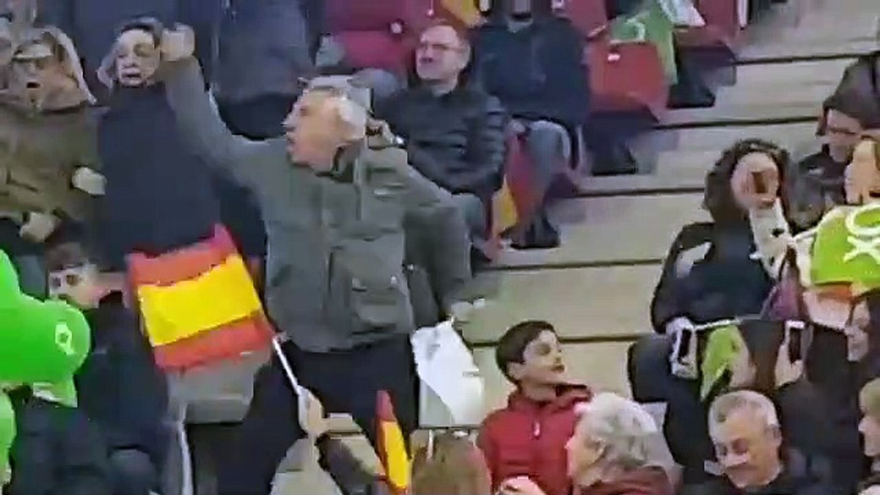 El señor que se lo goza en el mitin de VOX al ritmo de 'Torero' de Chayanne