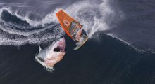 Este enorme y feroz tiburón blanco horroriza a dos pescadores al atacar su bolsa con carnada