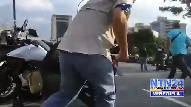 El instante que se enfrentan a tiros los militares de Juan Guaidó y los paramilitares chavistas