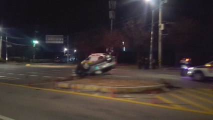 달리던 승용차 전복...음주 여부 조사 중 / YTN