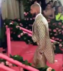 El ridículo de Maluma en la gala MET que lo convirtió en tendencia