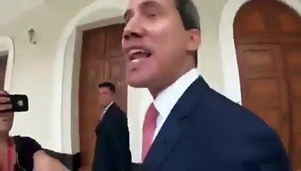 Juan Guaidó calla a un periodista chavista que intentó provocarle