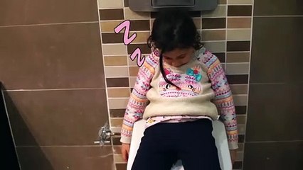 Okul'dan Gelen Eslem Çocuk Uyuya Kaldı! Klozette Uyudu | Uykusuz Çocuk u Abisi Uyandırdı