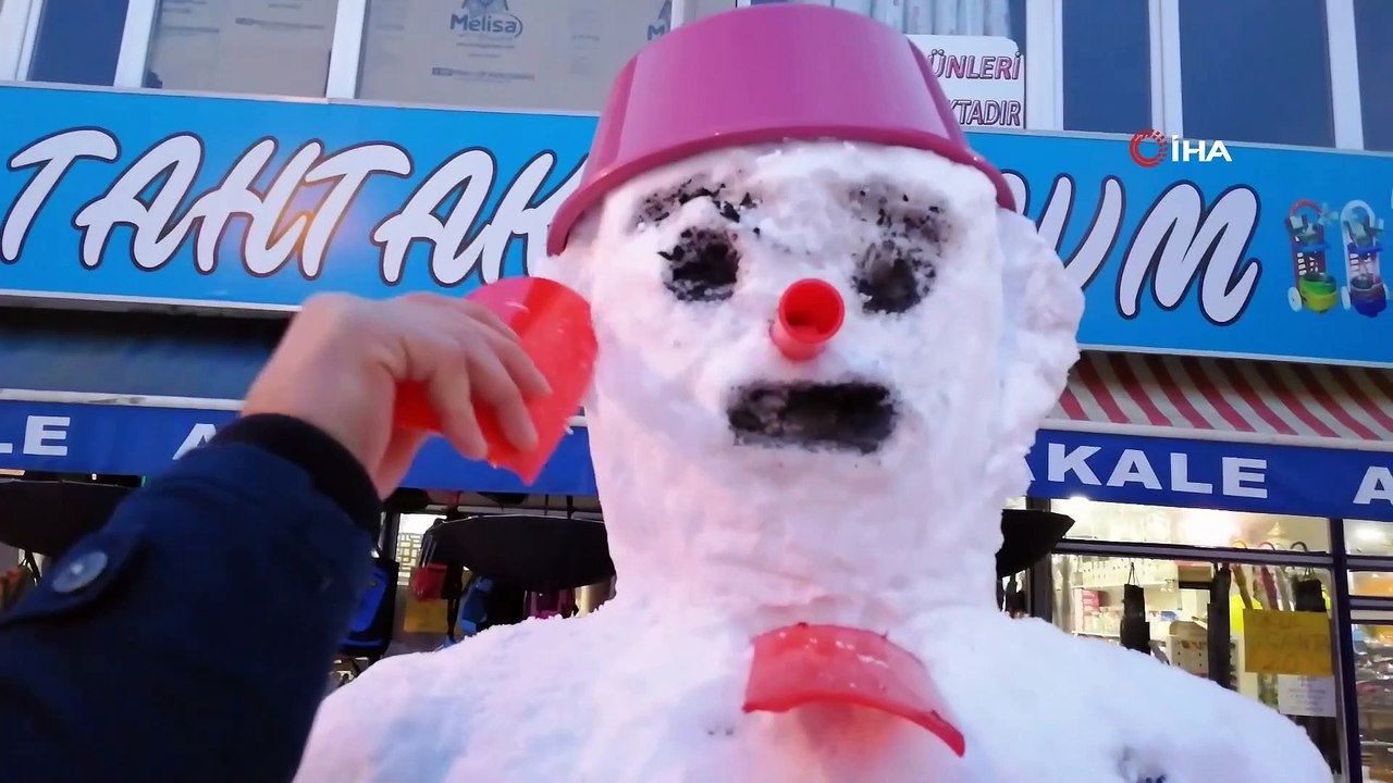 Köy yolları kapandı, iş yapamayan esnaf kardan adam yaparak stres attı