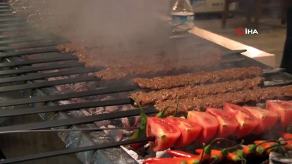 Adana Kebap ilk siyez pidesiyle servis edildi