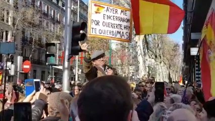 El patriota detenido por gritar ¡viva España! ante la sede del PSOE se lleva esta tremenda ovación en la manifestación contra Sánchez