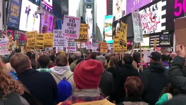 - Times Meydanı'nda savaş karşıtı protesto