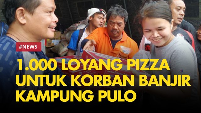 Warga Kampung Pulo Antre Bantuan 1.000 Loyang Pizza