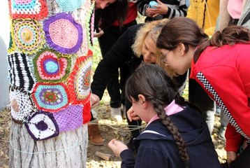 Öğrenciler el örgüleriyle ağaçları giydirdi