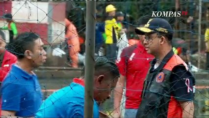 Ketika Anies Hujan-Hujanan Tetap Keruk Lumpur Sisa Banjir Jakarta