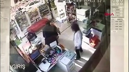 Sokak borusuna şeker takılan bebeği eczacı kurtardı