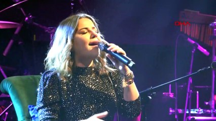 Ayak parmağında kırık olan Merve Özbey’den Bursa konseri