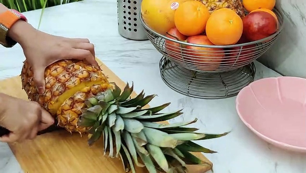 How-Cutting A Whole Pineapple Like A PRO.