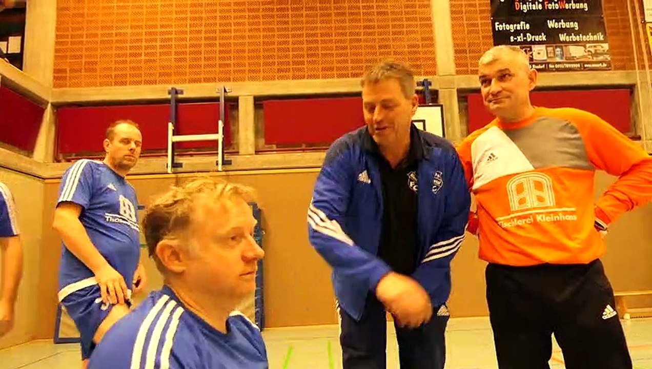 Die Alt-Herren vom FC Niemetal peitschen sich ein