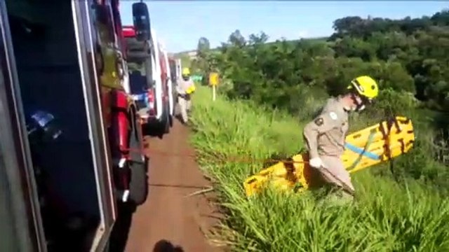 Homem morre e outros dois ficam feridos em capotamento na BR-467