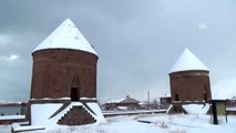 Ahlat'ta beyaza bürünen tarihi yapılar görsel şölen sunuyor